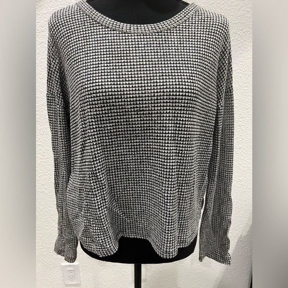 Forever 21 Tops - Black and Gray long sleeve crop top